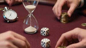 Jam pasir dan koin emas untuk analisis waktu transaksi deposit dan penarikan dadu